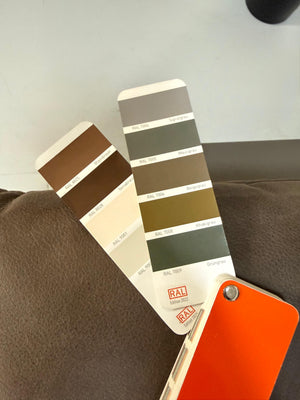 Gebrauchtes Koinor Edit 2 Designer Leder Sofa in der Farbe Braun vor einer Wand, stilvoll und modern eingerichtet.