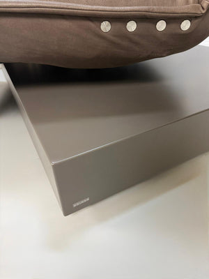 Gebrauchtes Koinor Edit 2 Designer Leder Sofa in der Farbe Braun vor einer Wand, stilvoll und modern eingerichtet.