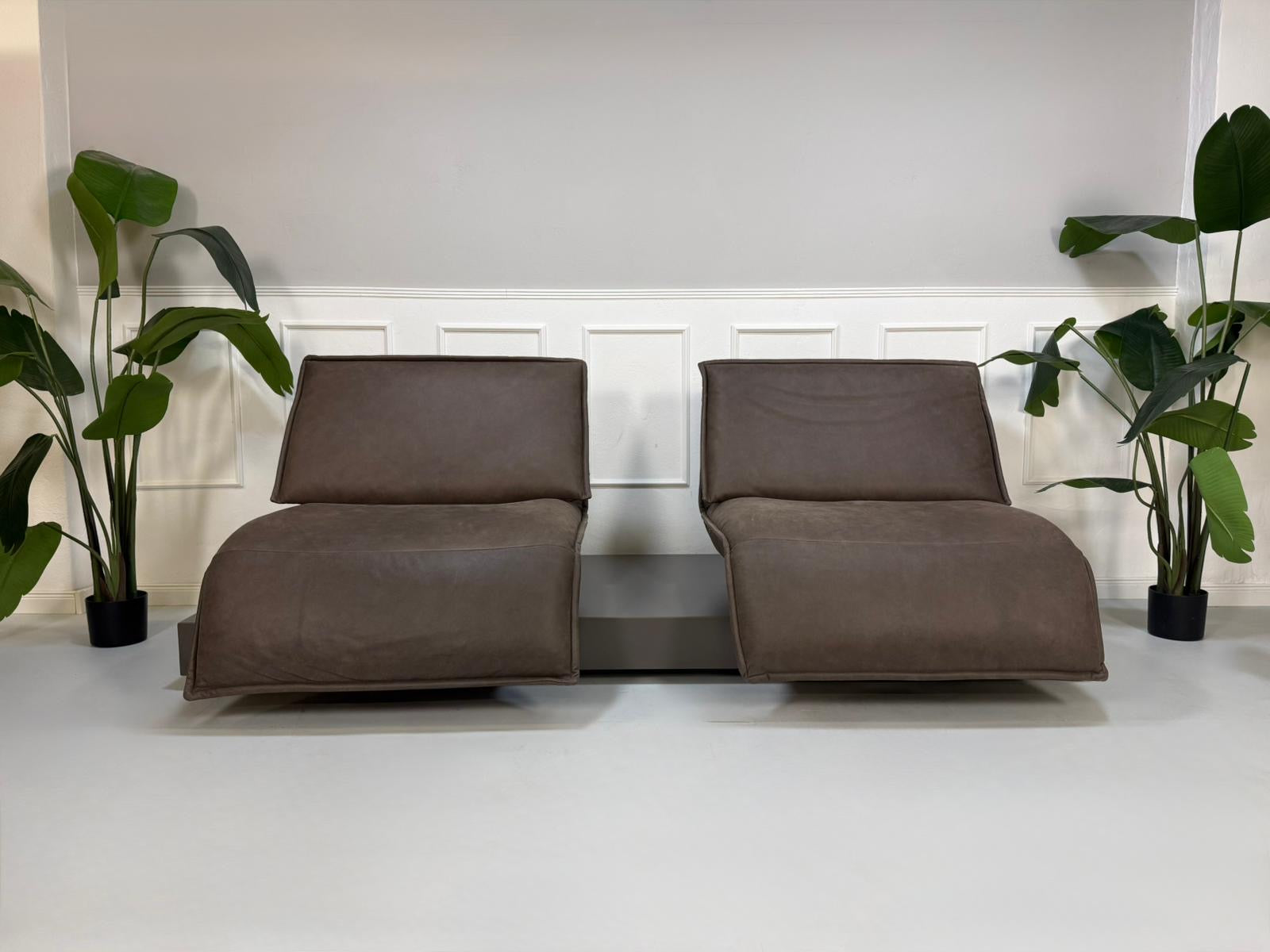 Gebrauchtes Koinor Edit 2 Designer Leder Sofa in der Farbe Braun vor einer Wand, stilvoll und modern eingerichtet.