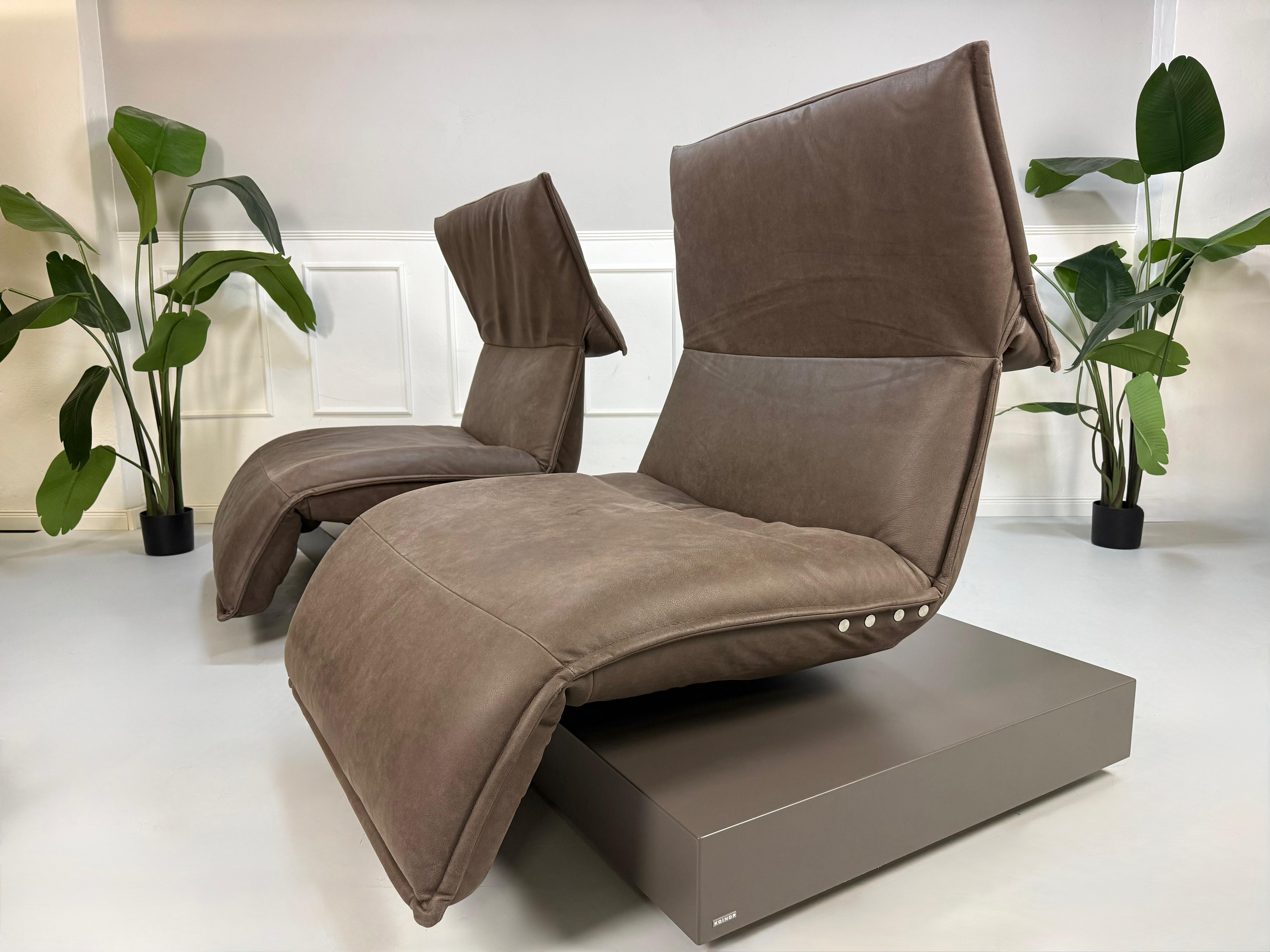 Gebrauchtes Koinor Edit 2 Designer Leder Sofa in der Farbe Braun vor einer Wand, stilvoll und modern eingerichtet.