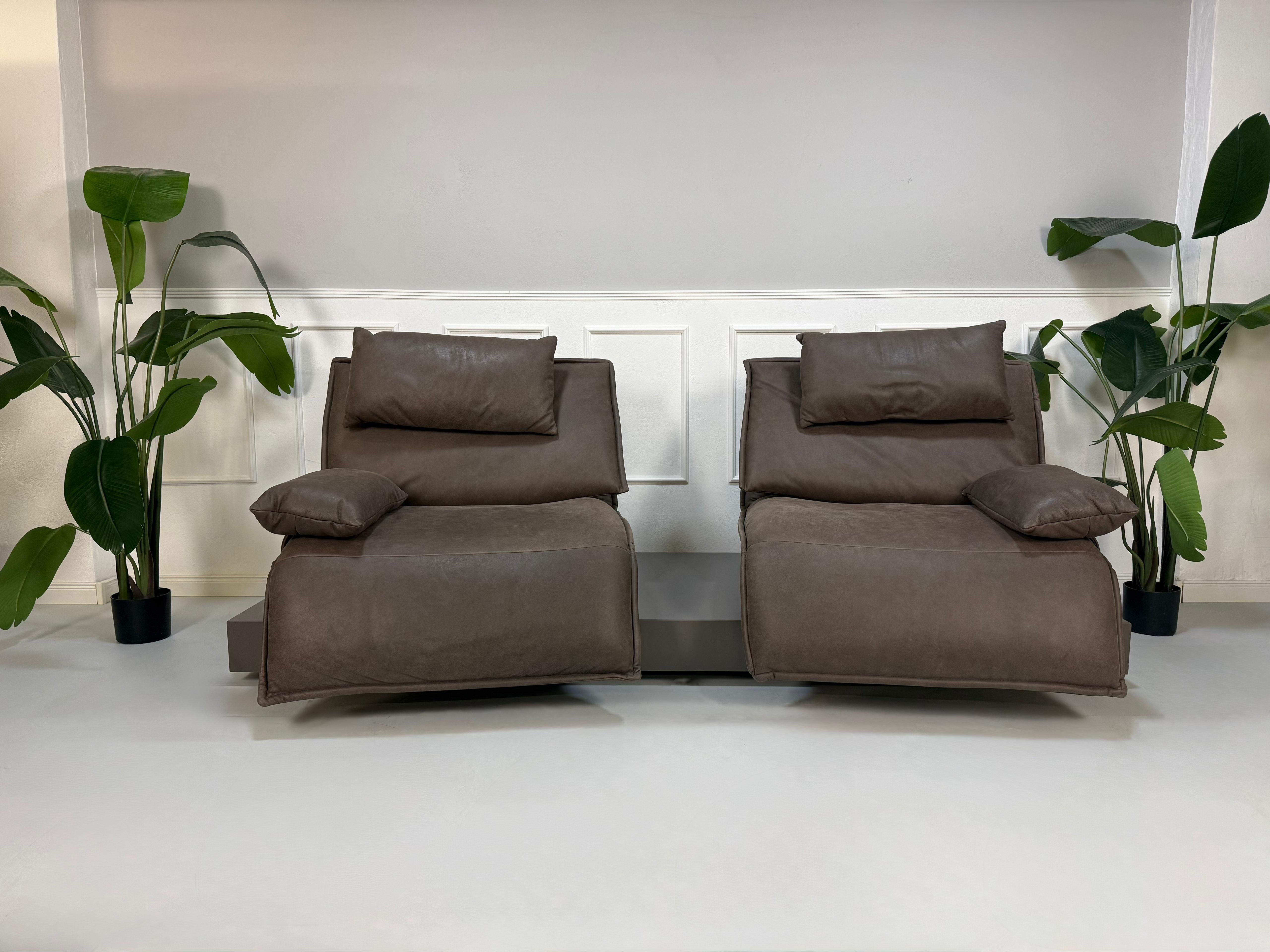 Gebrauchtes Koinor Edit 2 Designer Leder Sofa in der Farbe Braun vor einer Wand, stilvoll und modern eingerichtet.