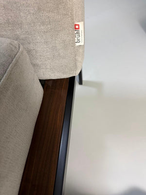 Gebrauchtes graues Brühl Roro Soft Designer Stoff Sofa vor einer Wand, stilvoll und modern eingerichtet.