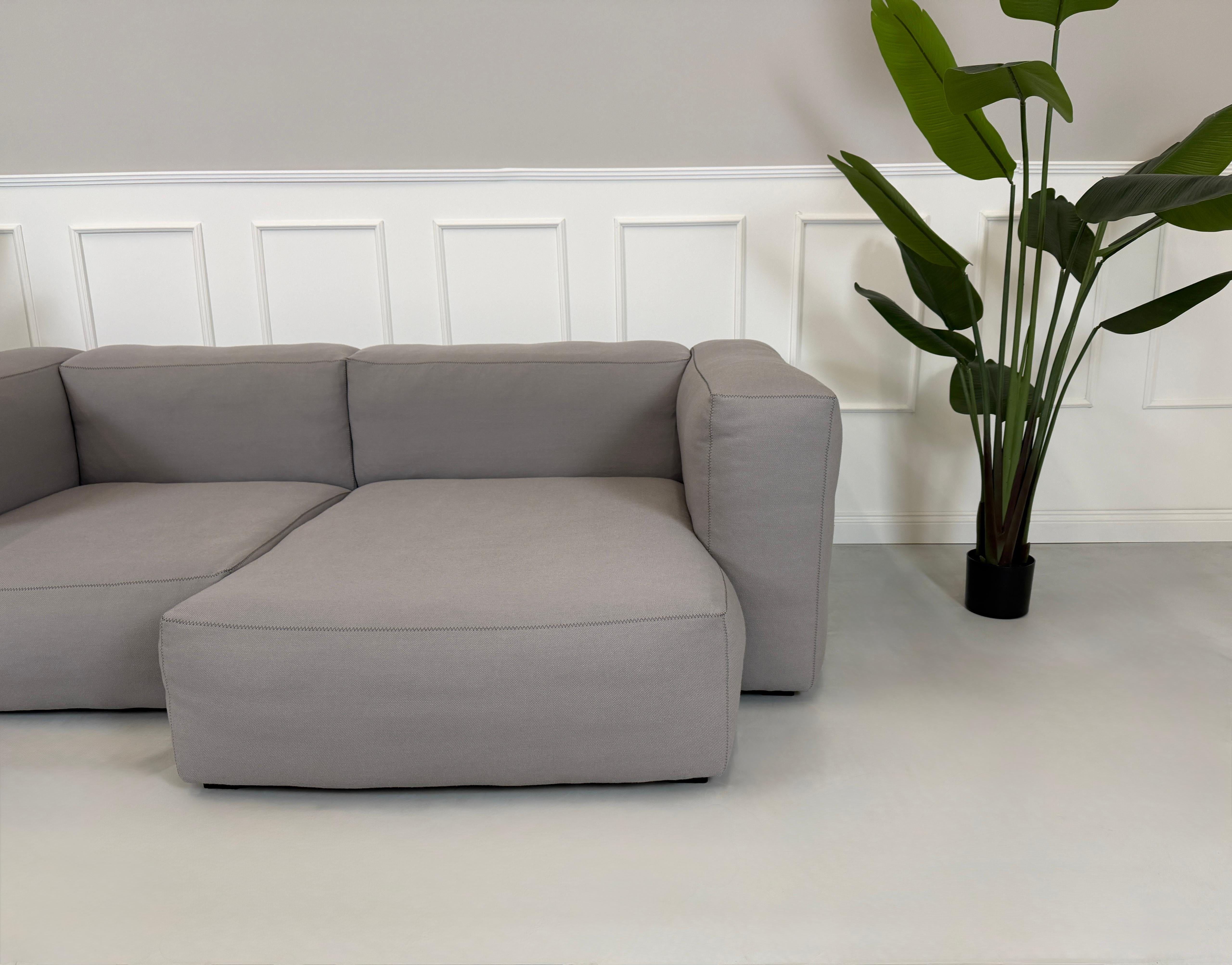 Gebrauchtes HAY Mags Soft Designer Stoff Sofa in der Farbe Grau vor einer Wand, stilvoll und modern eingerichtet.