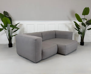 Gebrauchtes HAY Mags Soft Designer Stoff Sofa in der Farbe Grau vor einer Wand, stilvoll und modern eingerichtet.