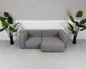 Gebrauchtes HAY Mags Soft Designer Stoff Sofa in der Farbe Grau vor einer Wand, stilvoll und modern eingerichtet.