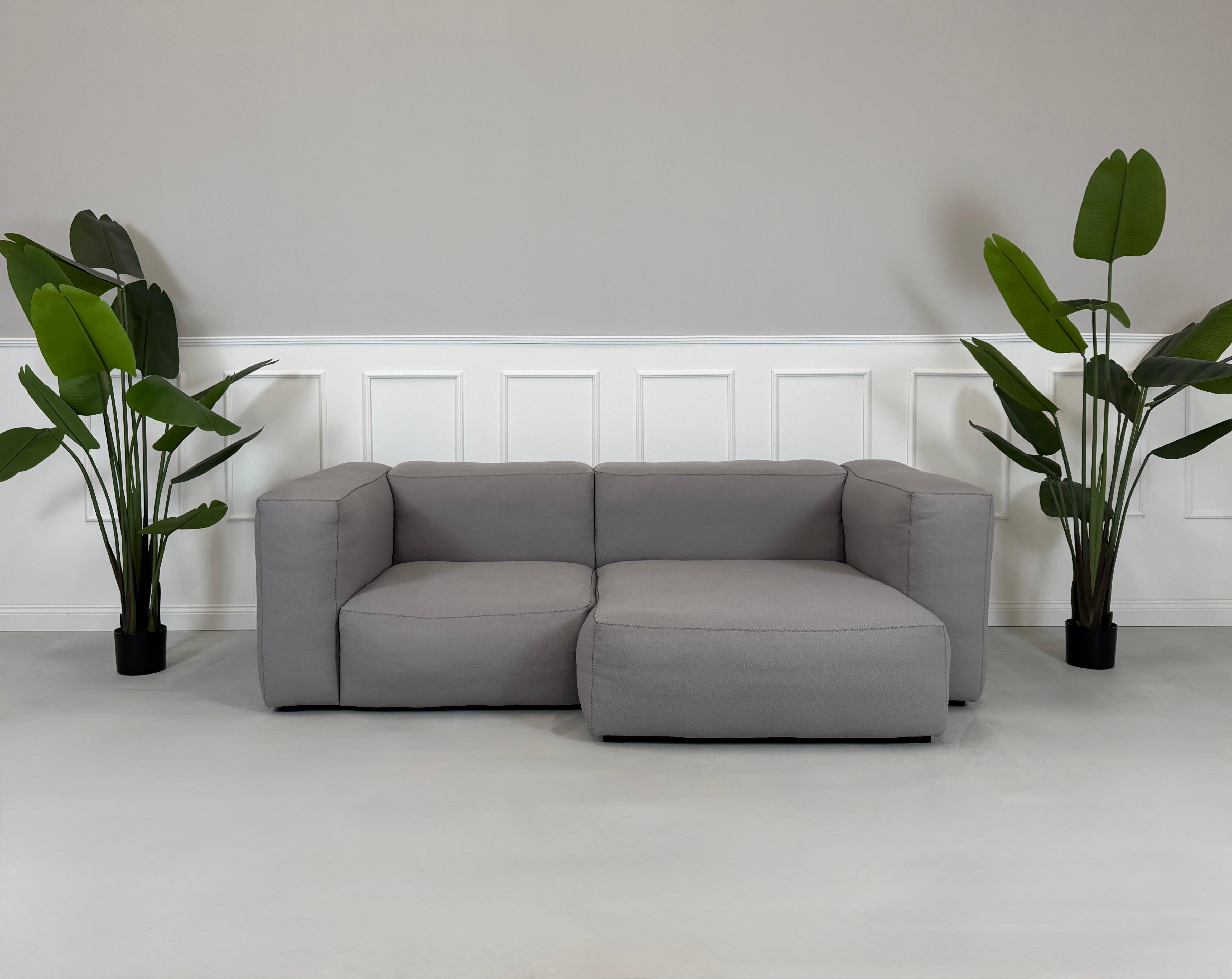Gebrauchtes HAY Mags Soft Designer Stoff Sofa in der Farbe Grau vor einer Wand, stilvoll und modern eingerichtet.