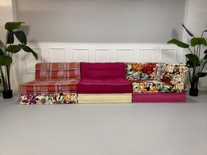 Refurbished buntes Roche Bobois Mah Jong Designer Stoff Sofa vor einer Wand, stilvoll und modern eingerichtet.