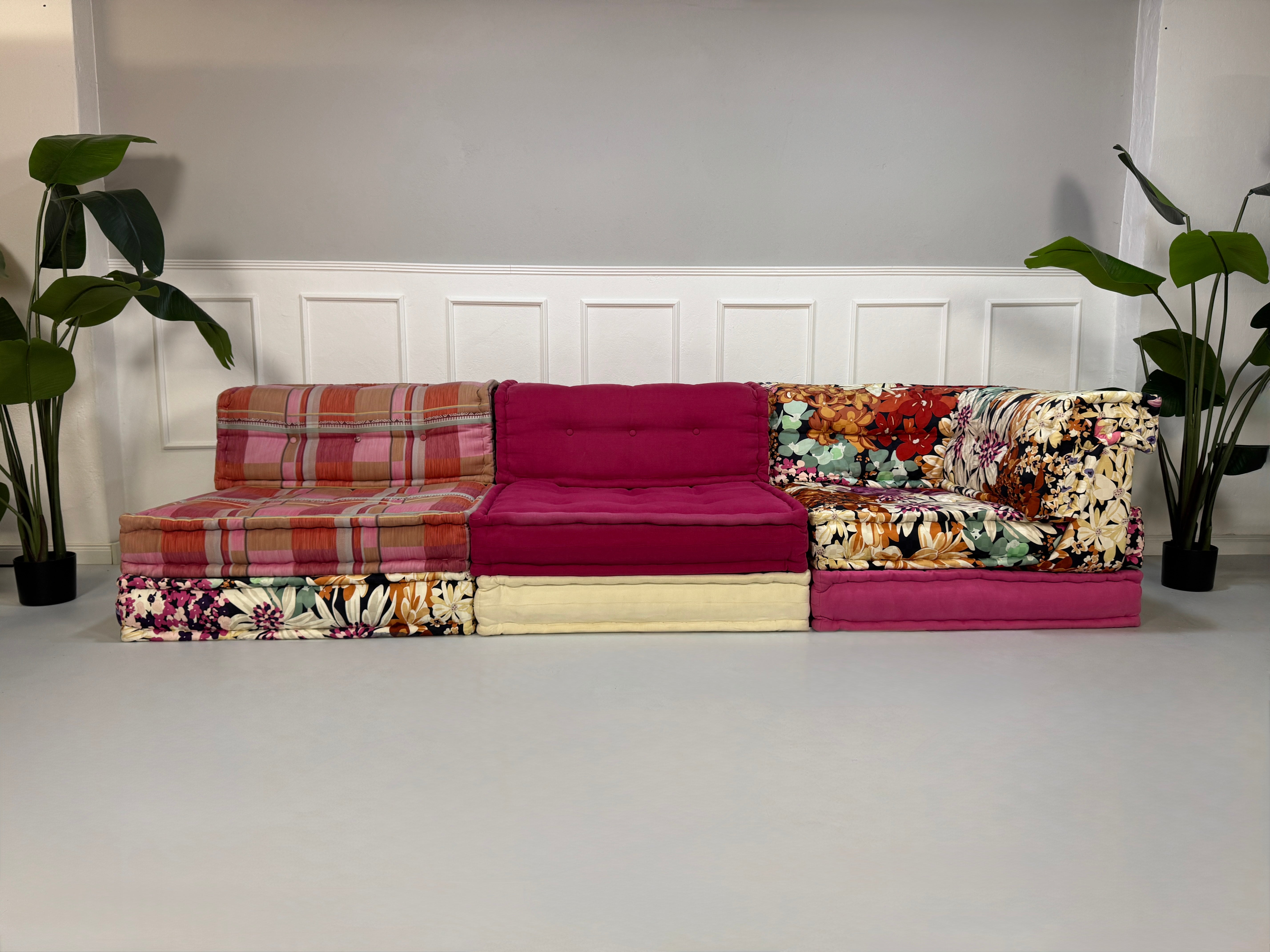 Refurbished buntes Roche Bobois Mah Jong Designer Stoff Sofa vor einer Wand, stilvoll und modern eingerichtet.