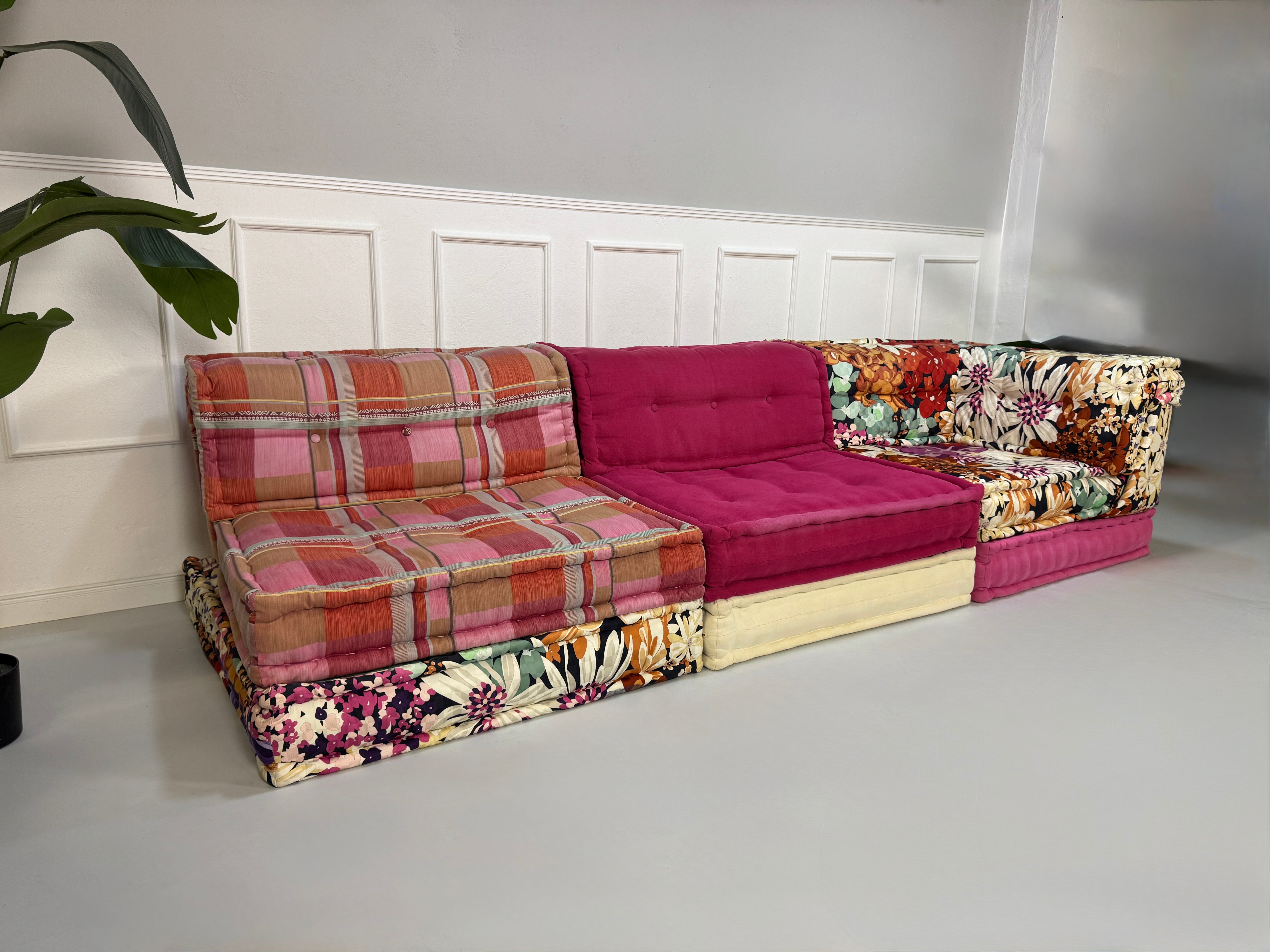 Refurbished buntes Roche Bobois Mah Jong Designer Stoff Sofa vor einer Wand, stilvoll und modern eingerichtet.