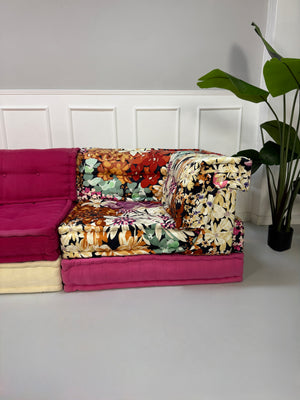 Refurbished buntes Roche Bobois Mah Jong Designer Stoff Sofa vor einer Wand, stilvoll und modern eingerichtet.