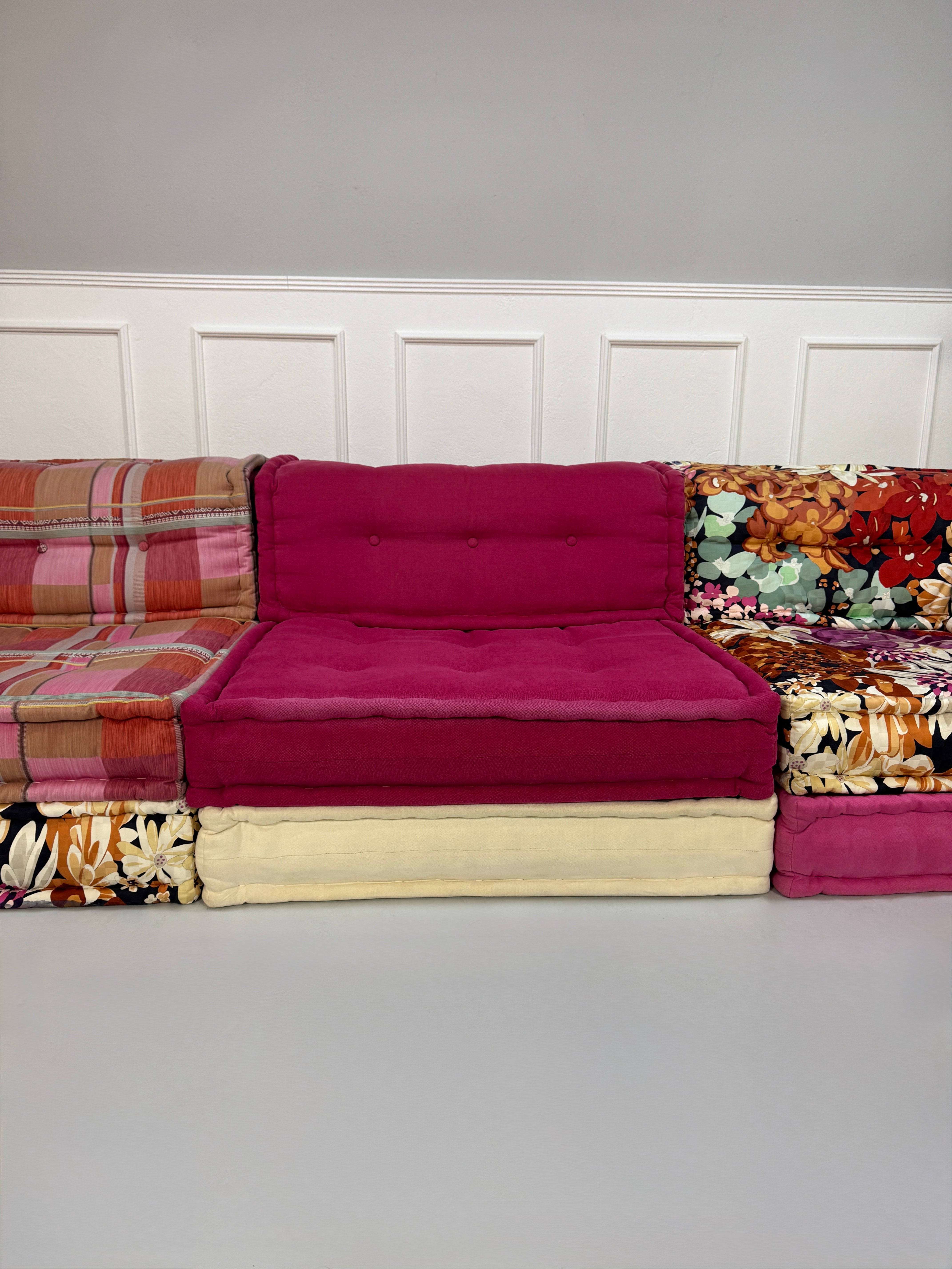 Refurbished buntes Roche Bobois Mah Jong Designer Stoff Sofa vor einer Wand, stilvoll und modern eingerichtet.