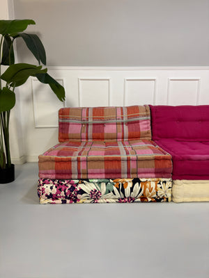 Refurbished buntes Roche Bobois Mah Jong Designer Stoff Sofa vor einer Wand, stilvoll und modern eingerichtet.
