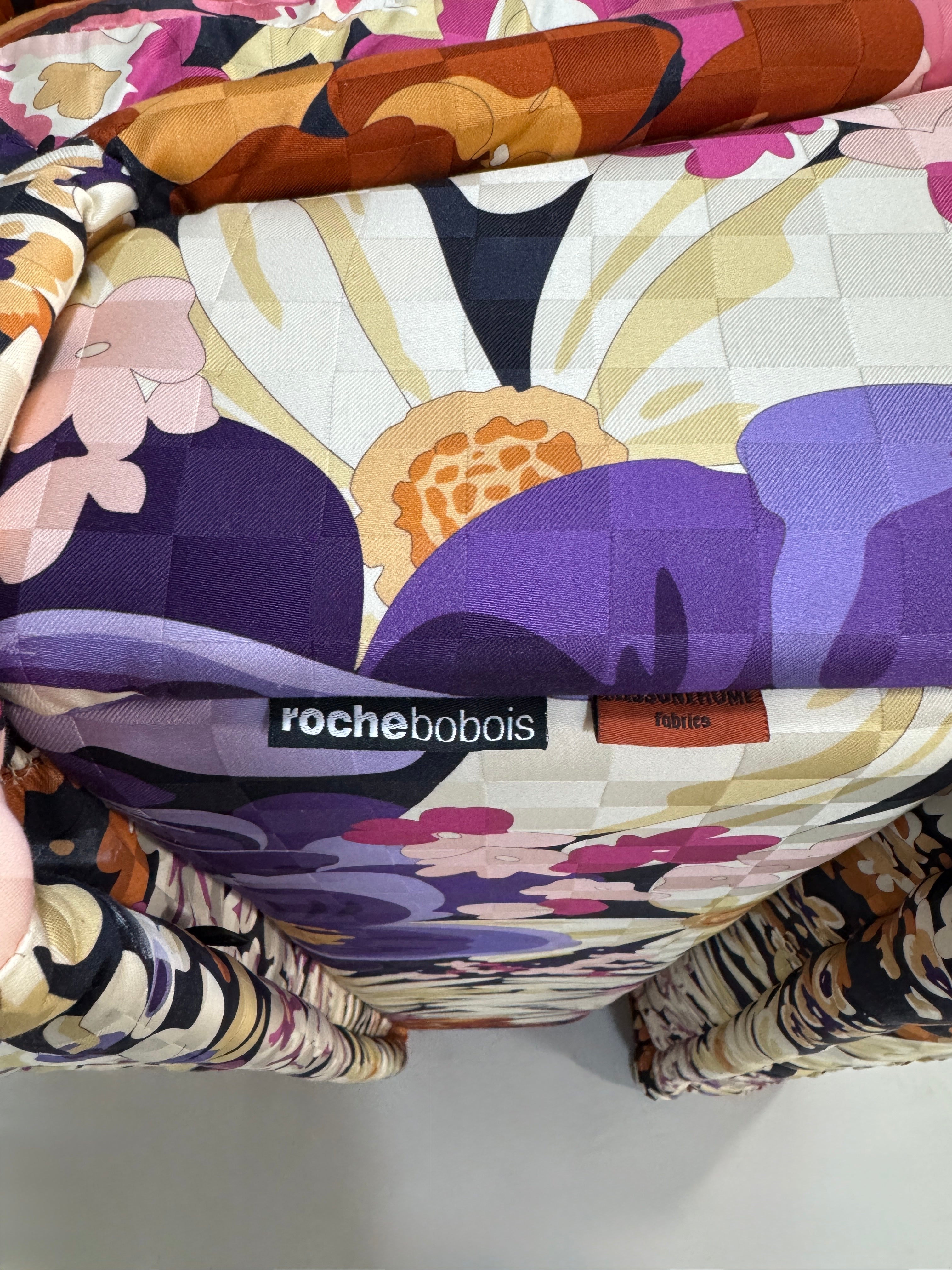 Refurbished buntes Roche Bobois Mah Jong Designer Stoff Sofa vor einer Wand, stilvoll und modern eingerichtet.