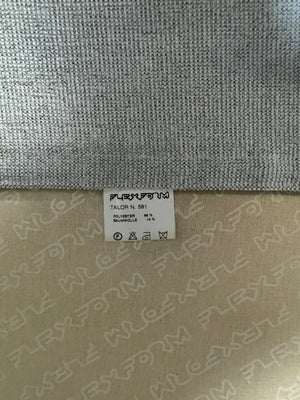 Erneuertes Flexform Groundpiece Designer Stoff Sofa vor einer Wand, stilvoll und modern eingerichtet.