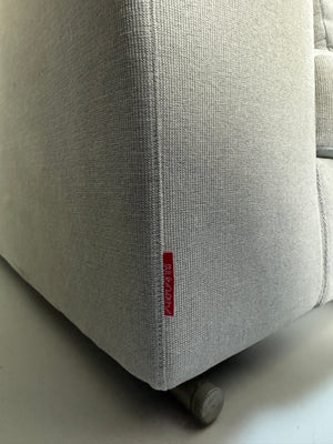 Erneuertes Flexform Groundpiece Designer Stoff Sofa vor einer Wand, stilvoll und modern eingerichtet.