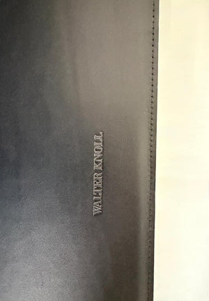 Gebrauchtes Walter Knoll Grand Suite Designer Stoff Sofa  in der Farbe Grau vor einer Wand, stilvoll und modern eingerichtet.