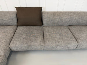 Gebrauchtes Walter Knoll Grand Suite Designer Stoff Sofa  in der Farbe Grau vor einer Wand, stilvoll und modern eingerichtet.