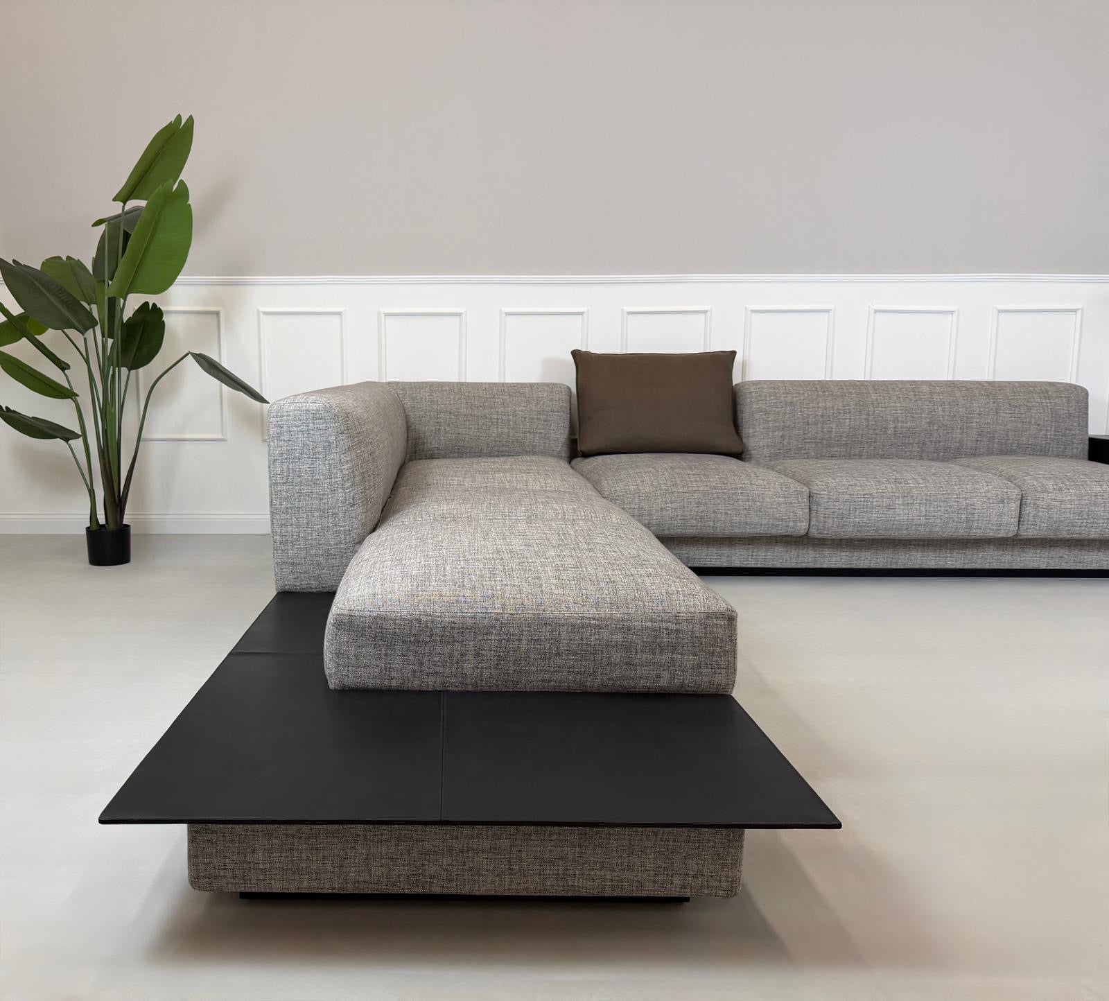 Gebrauchtes Walter Knoll Grand Suite Designer Stoff Sofa  in der Farbe Grau vor einer Wand, stilvoll und modern eingerichtet.