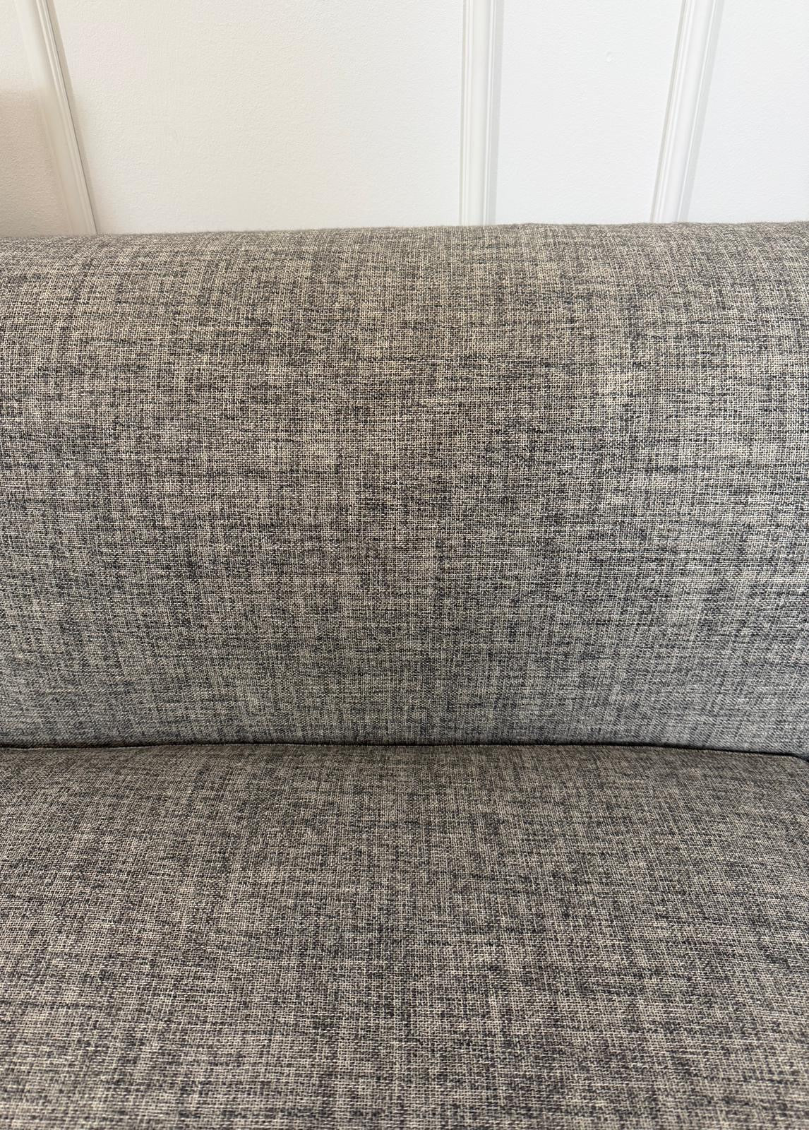 Gebrauchtes Walter Knoll Grand Suite Designer Stoff Sofa  in der Farbe Grau vor einer Wand, stilvoll und modern eingerichtet.