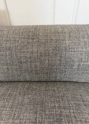 Gebrauchtes Walter Knoll Grand Suite Designer Stoff Sofa  in der Farbe Grau vor einer Wand, stilvoll und modern eingerichtet.