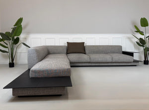 Gebrauchtes Walter Knoll Grand Suite Designer Stoff Sofa  in der Farbe Grau vor einer Wand, stilvoll und modern eingerichtet.