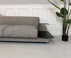 Gebrauchtes Walter Knoll Grand Suite Designer Stoff Sofa  in der Farbe Grau vor einer Wand, stilvoll und modern eingerichtet.