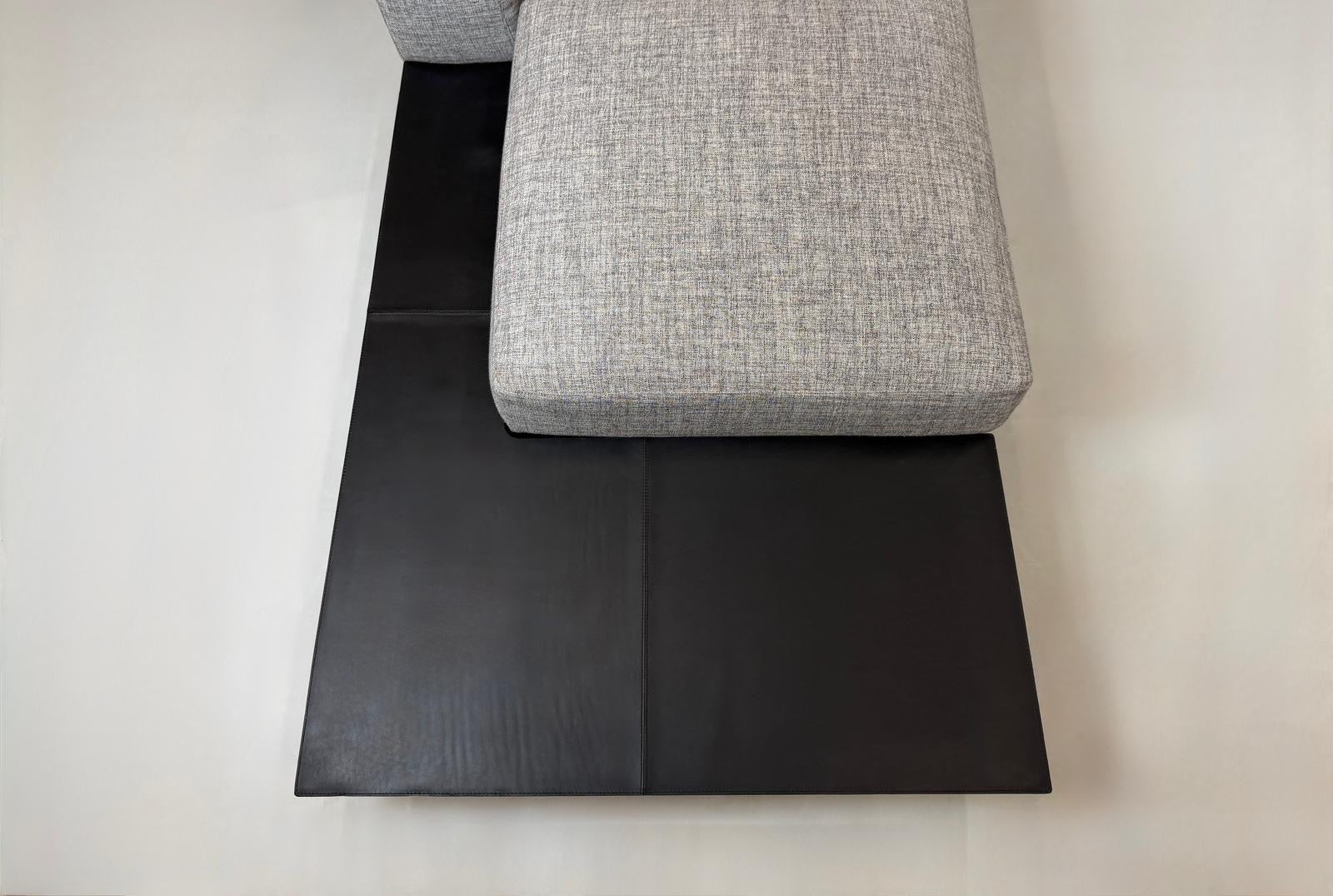 Gebrauchtes Walter Knoll Grand Suite Designer Stoff Sofa  in der Farbe Grau vor einer Wand, stilvoll und modern eingerichtet.