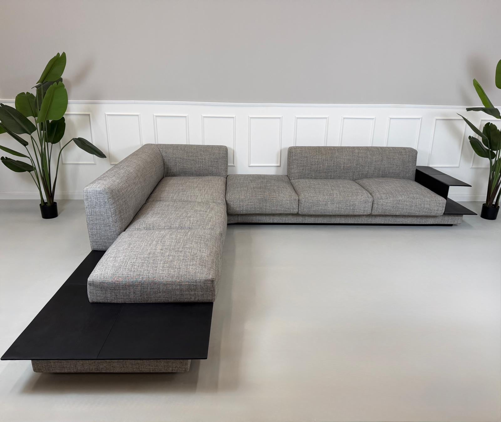 Gebrauchtes Walter Knoll Grand Suite Designer Stoff Sofa  in der Farbe Grau vor einer Wand, stilvoll und modern eingerichtet.