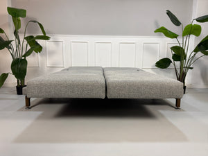 Gebrauchtes Brühl Moule Designer Stoff Sofa in der Farbe Grau vor einer Wand, stilvoll und modern eingerichtet.