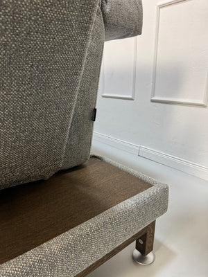 Gebrauchtes Brühl Moule Designer Stoff Sofa in der Farbe Grau vor einer Wand, stilvoll und modern eingerichtet.