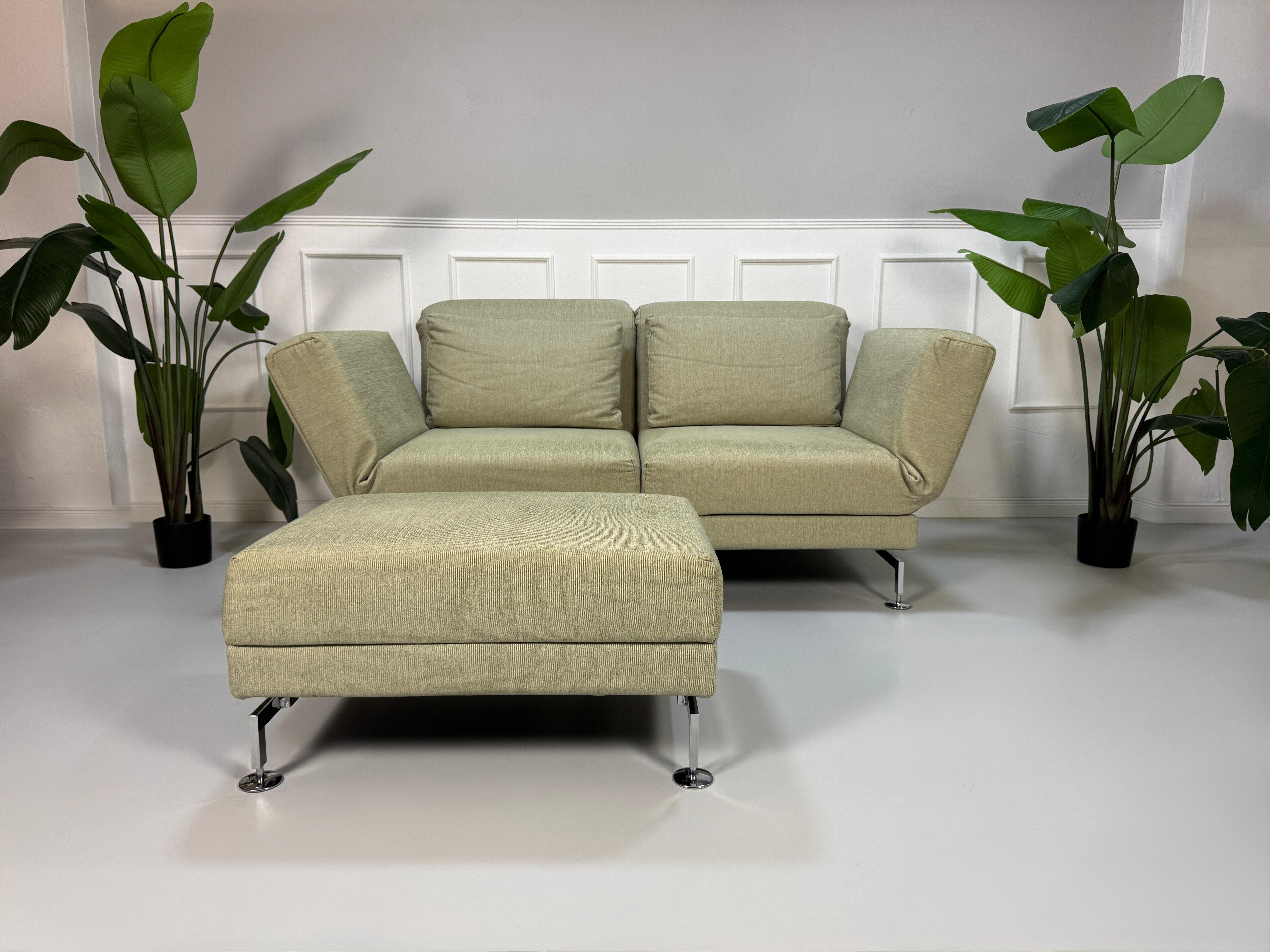 Gebrauchtes Brühl Moule Designer Stoff Sofa in der Farbe Grau Beige vor einer Wand, stilvoll und modern eingerichtet.