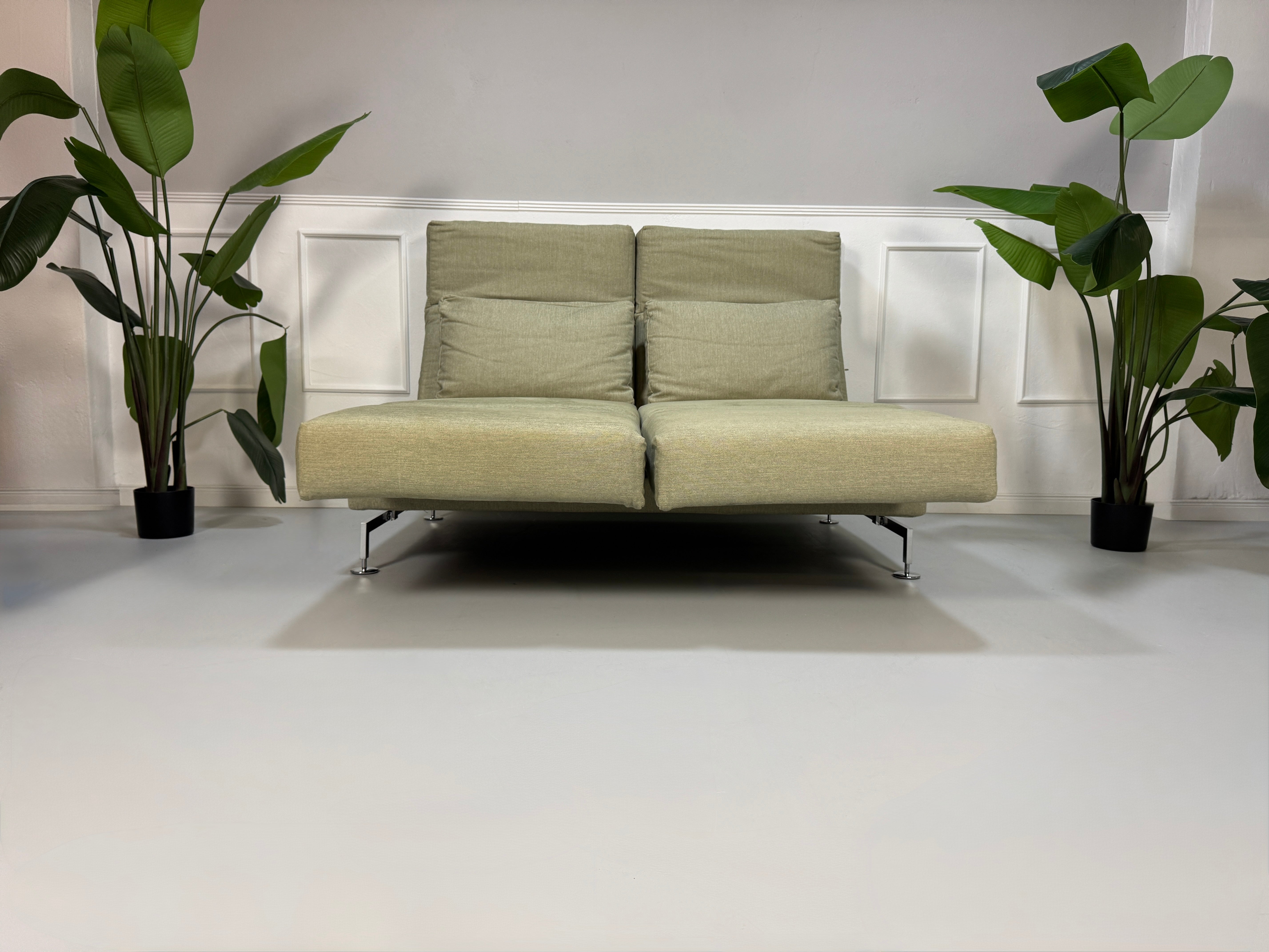 Gebrauchtes Brühl Moule Designer Stoff Sofa in der Farbe Grau Beige vor einer Wand, stilvoll und modern eingerichtet.