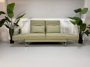 Gebrauchtes Brühl Moule Designer Stoff Sofa in der Farbe Grau Beige vor einer Wand, stilvoll und modern eingerichtet.