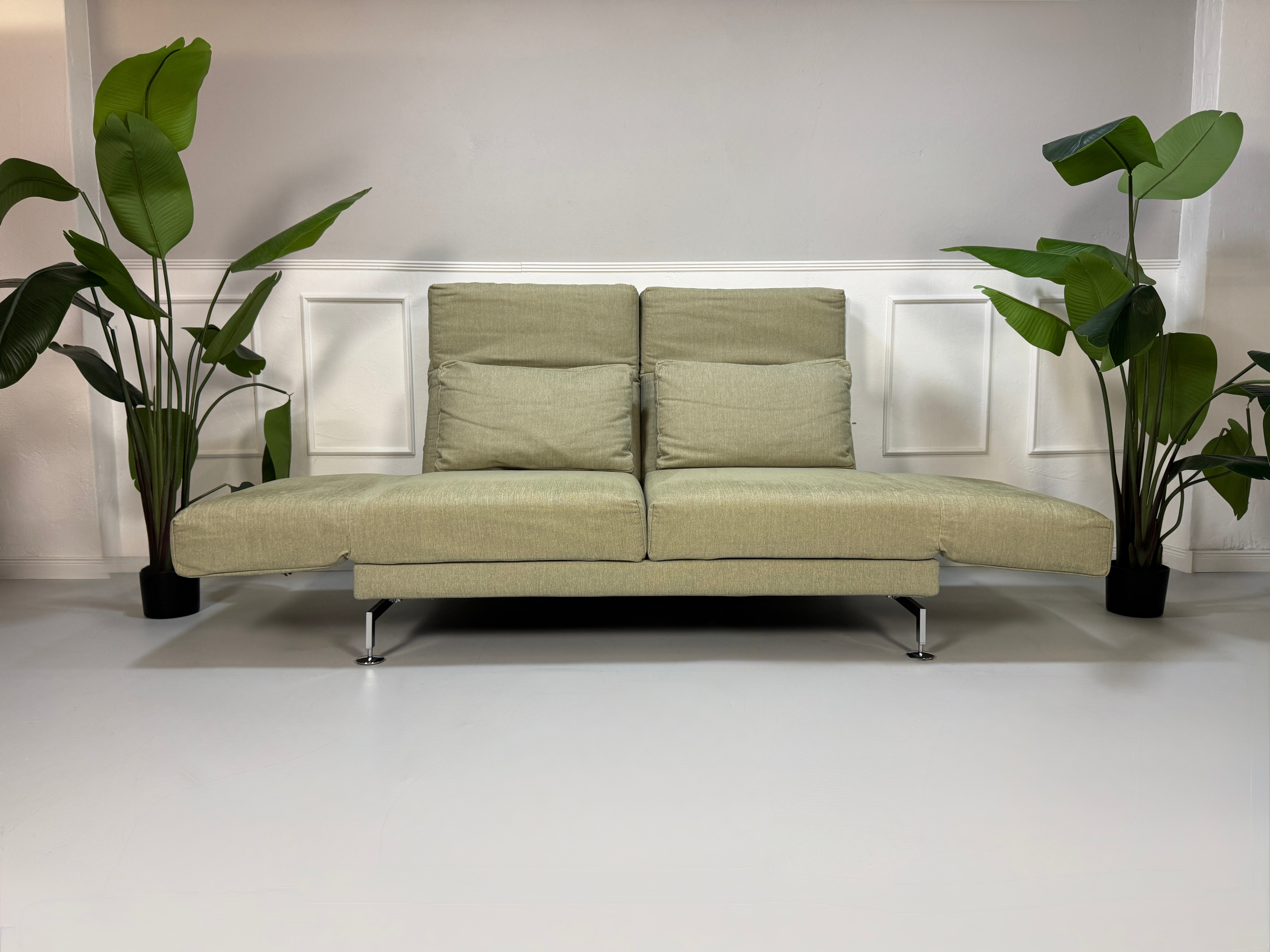 Gebrauchtes Brühl Moule Designer Stoff Sofa in der Farbe Grau Beige vor einer Wand, stilvoll und modern eingerichtet.