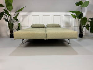 Gebrauchtes Brühl Moule Designer Stoff Sofa in der Farbe Grau Beige vor einer Wand, stilvoll und modern eingerichtet.