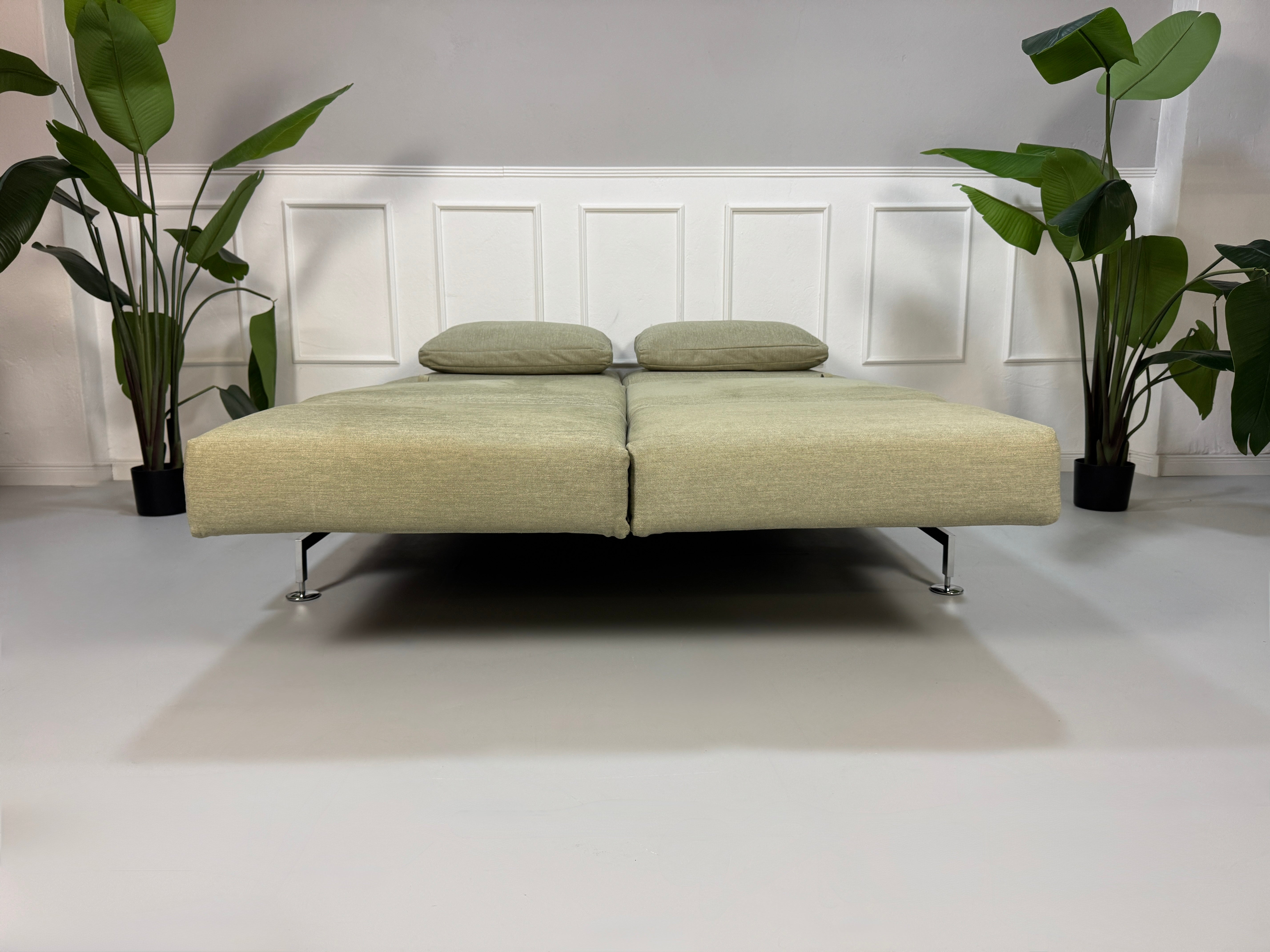 Gebrauchtes Brühl Moule Designer Stoff Sofa in der Farbe Grau Beige vor einer Wand, stilvoll und modern eingerichtet.