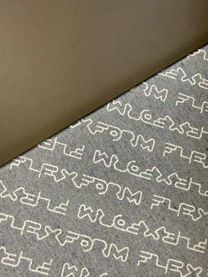 Gebrauchtes Flexform Soft Dream Designer Stoff Sofa in der Farbe Beige vor einer Wand, stilvoll und modern eingerichtet.