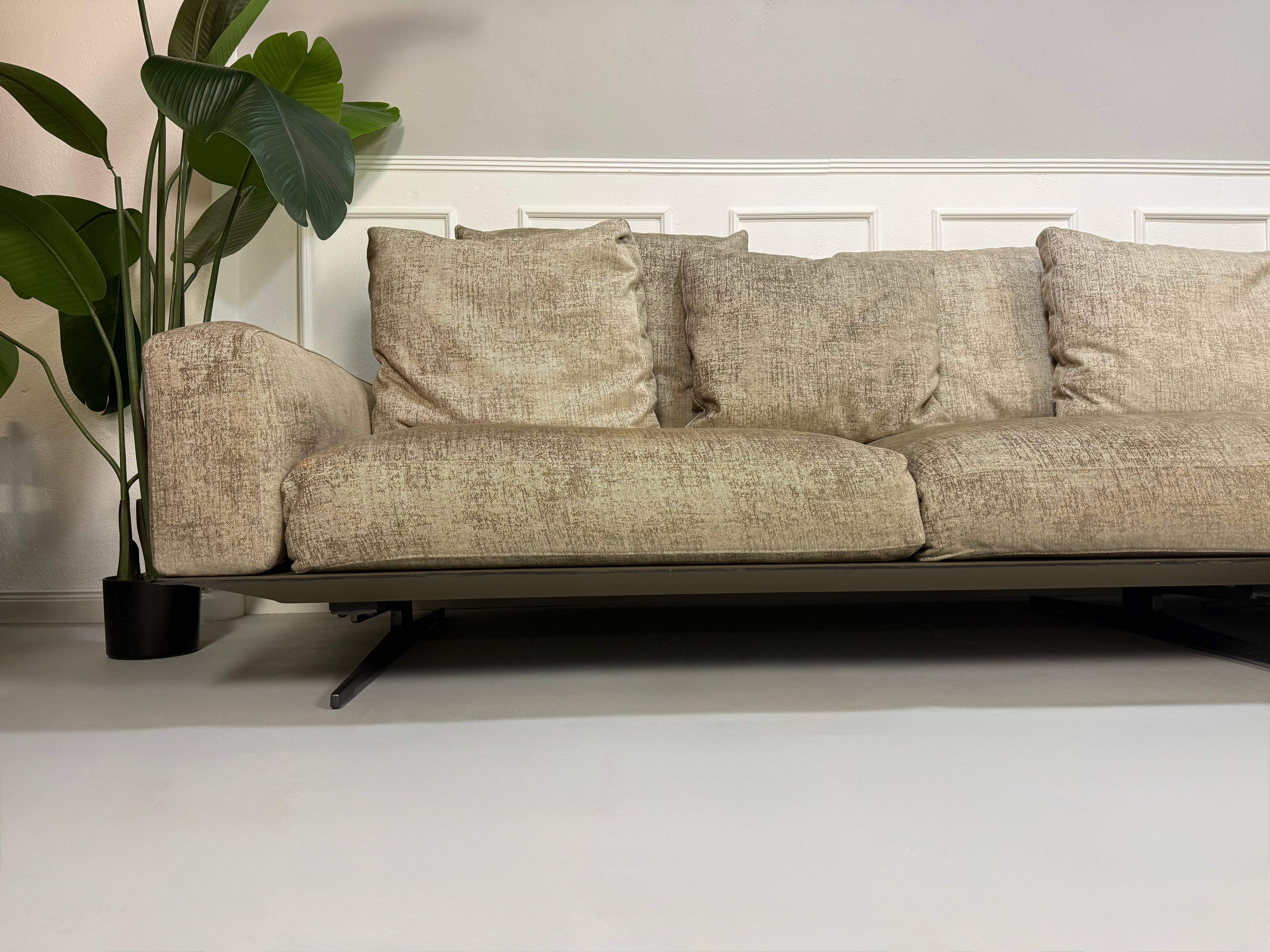 Gebrauchtes Flexform Soft Dream Designer Stoff Sofa in der Farbe Beige vor einer Wand, stilvoll und modern eingerichtet.