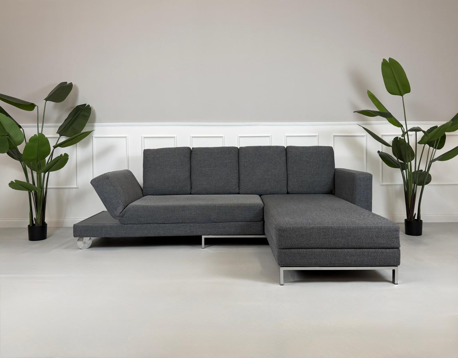 Gebrauchtes Brühl Four Two Designer Stoff Sofa in der Farbe Grau vor einer Wand, stilvoll und modern eingerichtet.