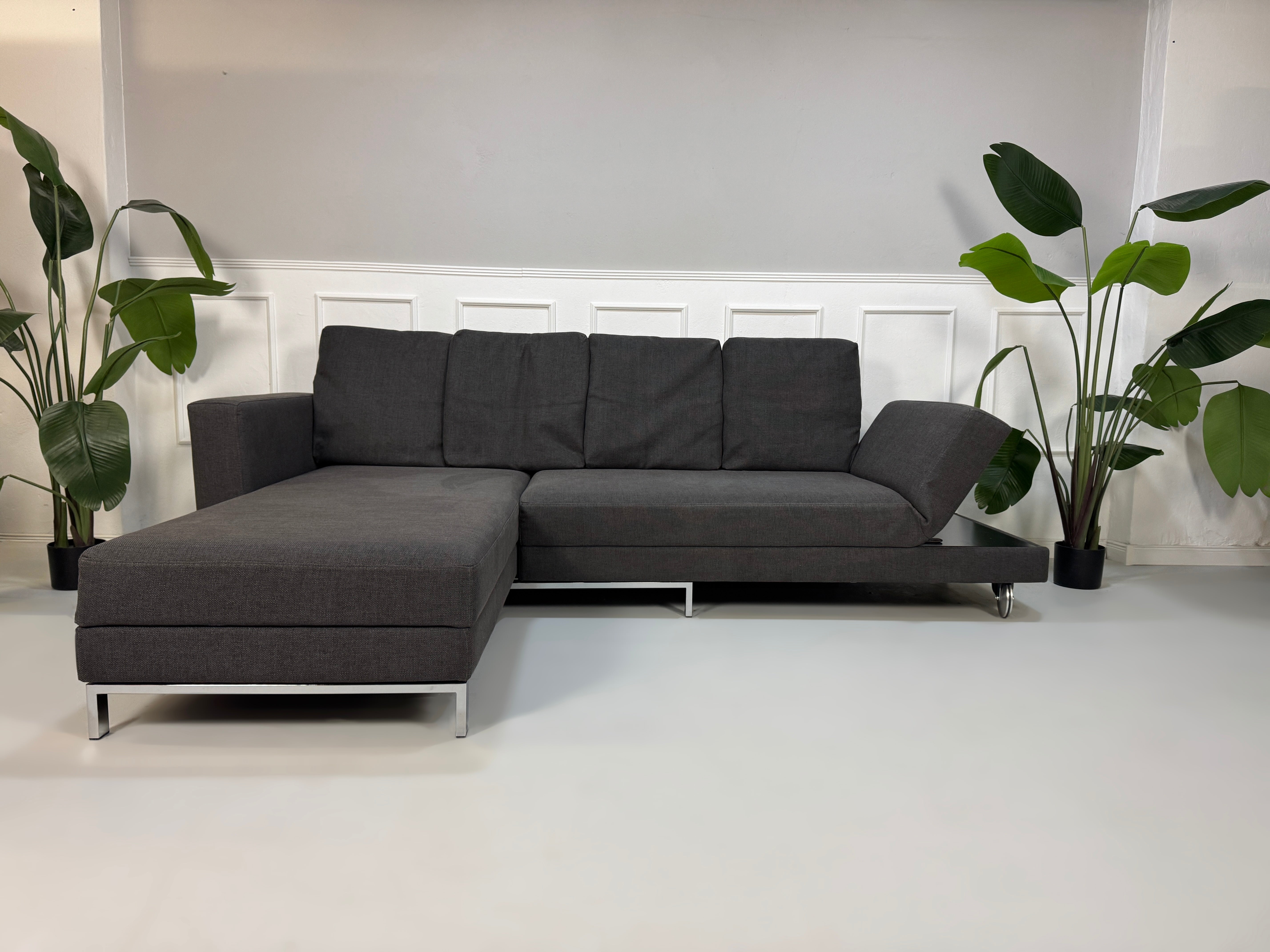 Gebrauchtes Brühl FourTwo Designer Stoff Sofa in der Farbe Grau vor einer Wand, stilvoll und modern eingerichtet.