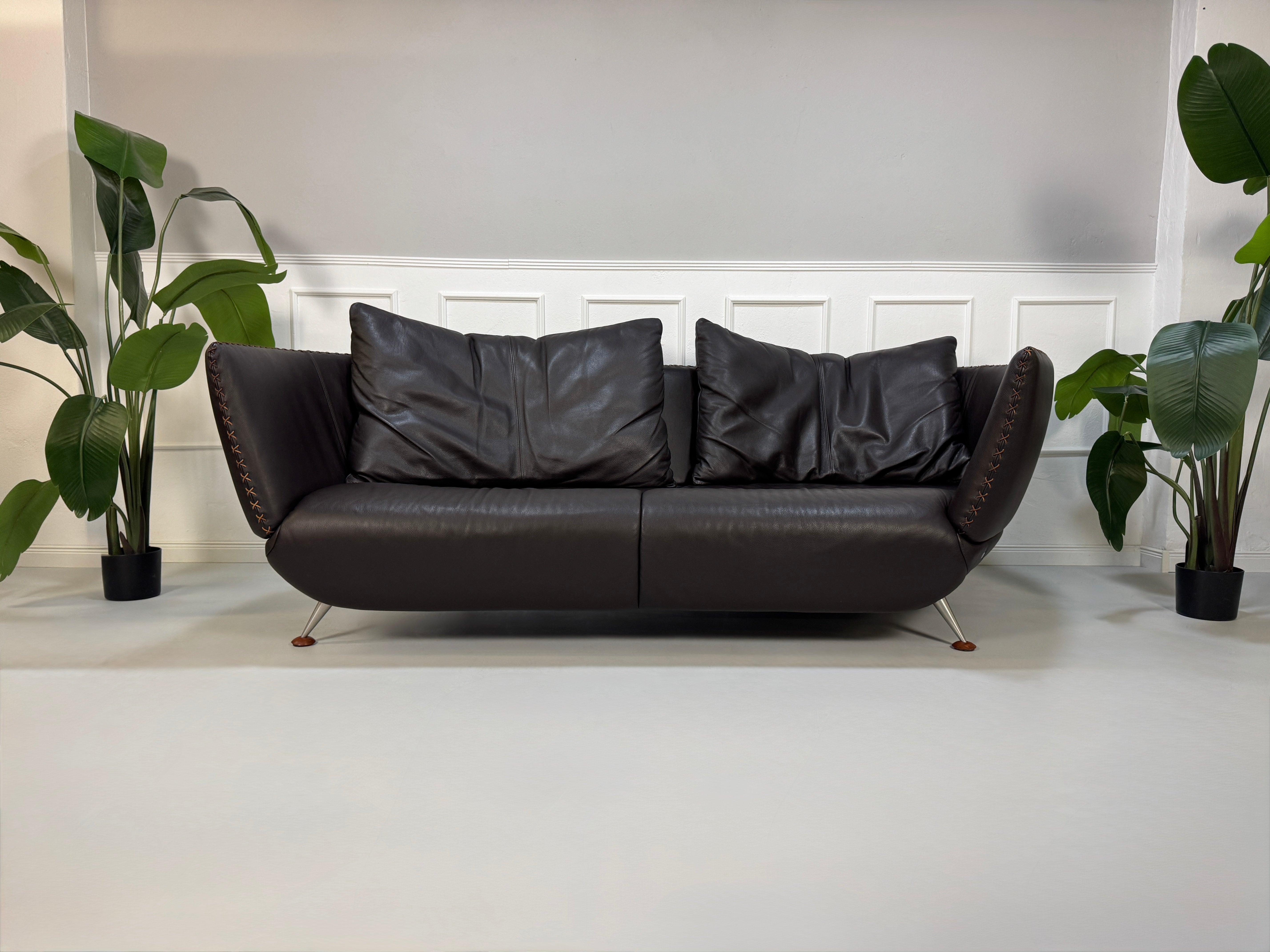 Gebrauchtes De Sede DS102 Designer Leder Sofa in der Farbe Braun vor einer Wand, stilvoll und modern eingerichtet.