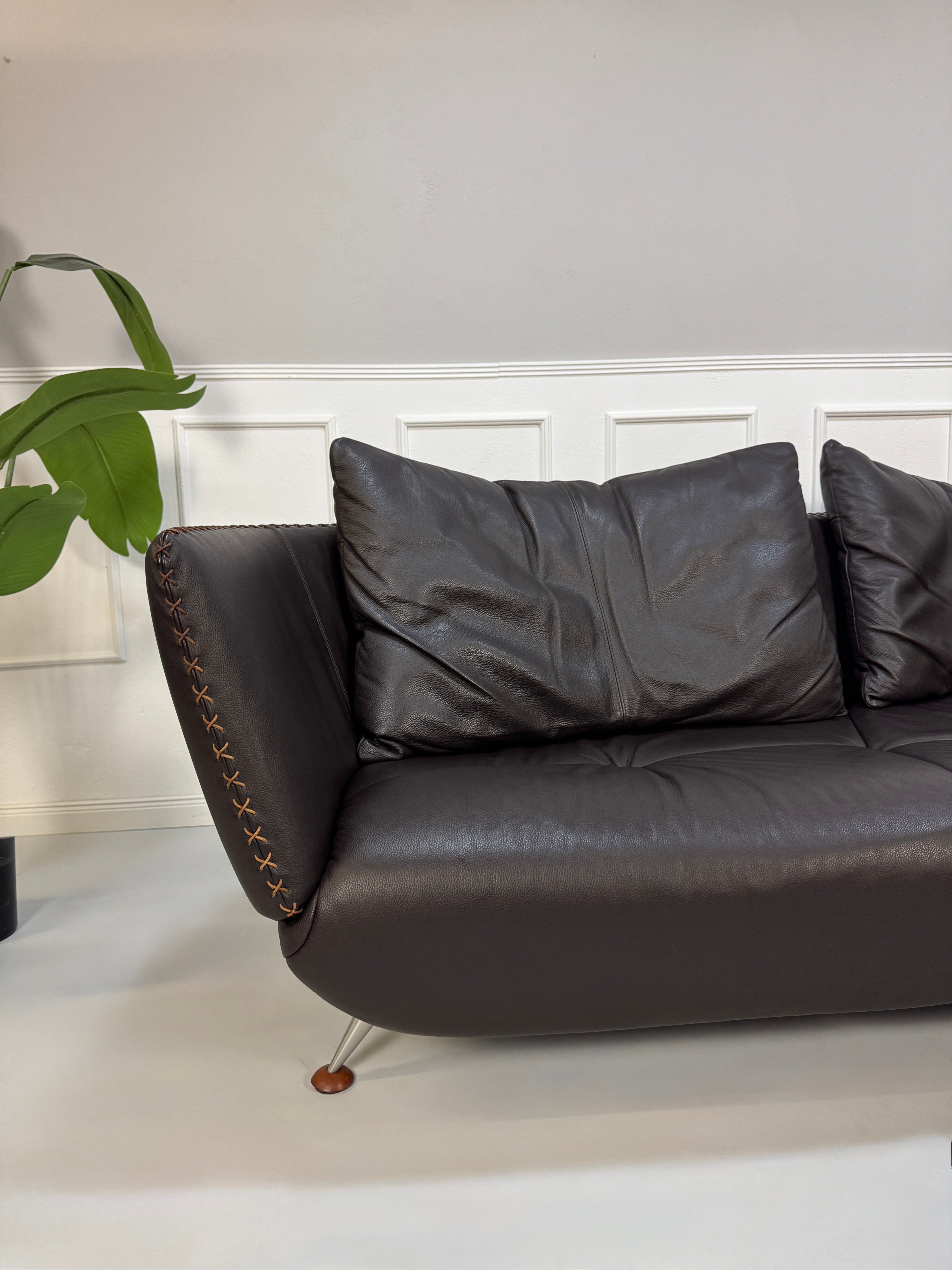 Gebrauchtes De Sede DS102 Designer Leder Sofa in der Farbe Braun vor einer Wand, stilvoll und modern eingerichtet.