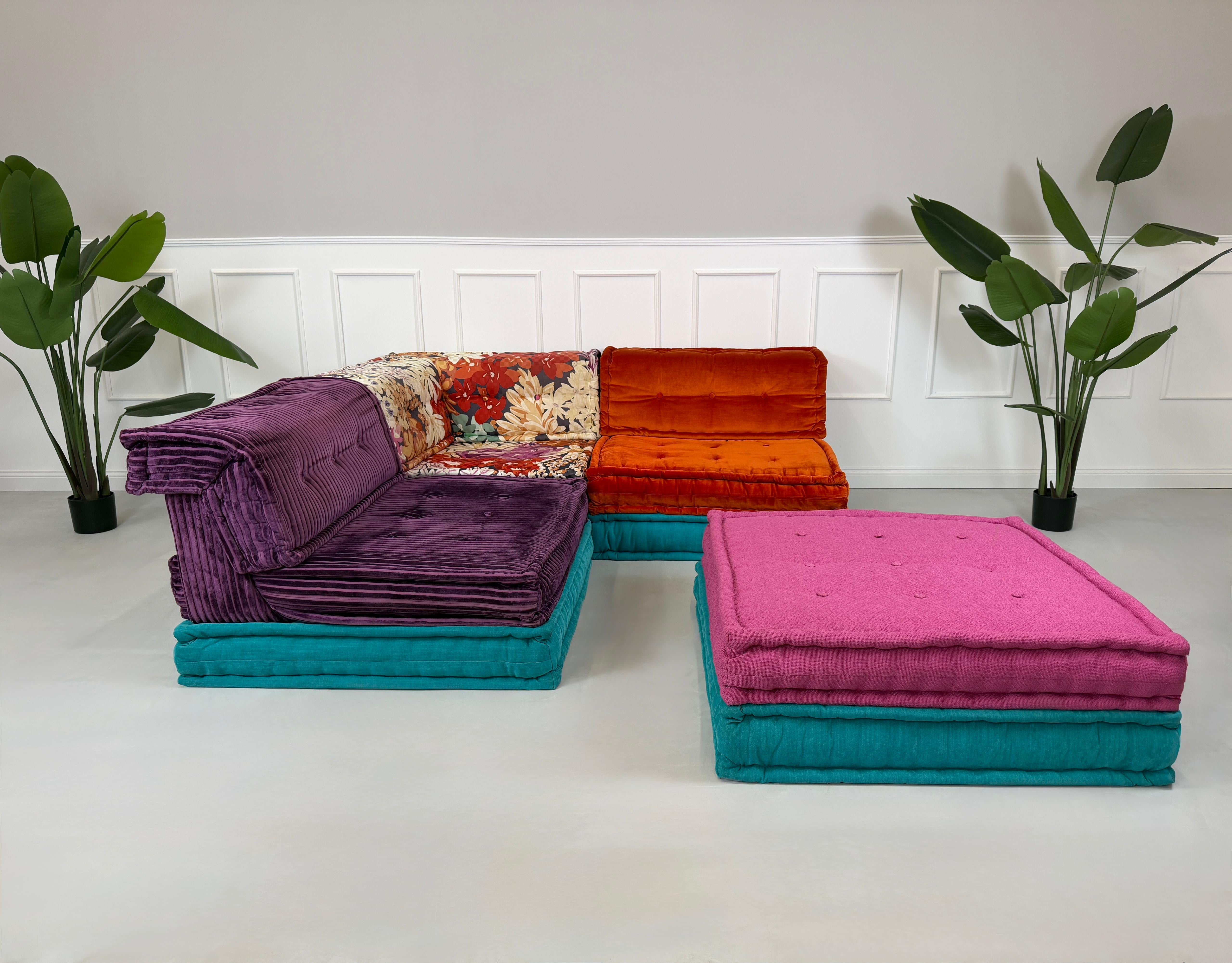 Refurbished buntes Roche Bobois Mah Jong Designer Stoff Sofa vor einer Wand, stilvoll und modern eingerichtet.