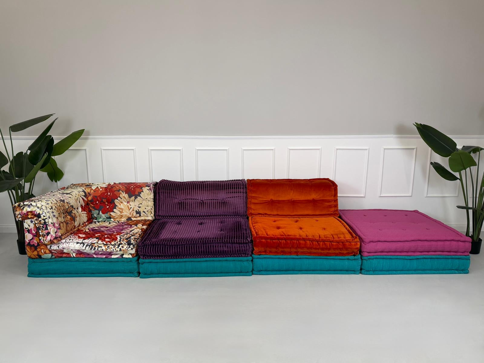 Refurbished buntes Roche Bobois Mah Jong Designer Stoff Sofa vor einer Wand, stilvoll und modern eingerichtet.