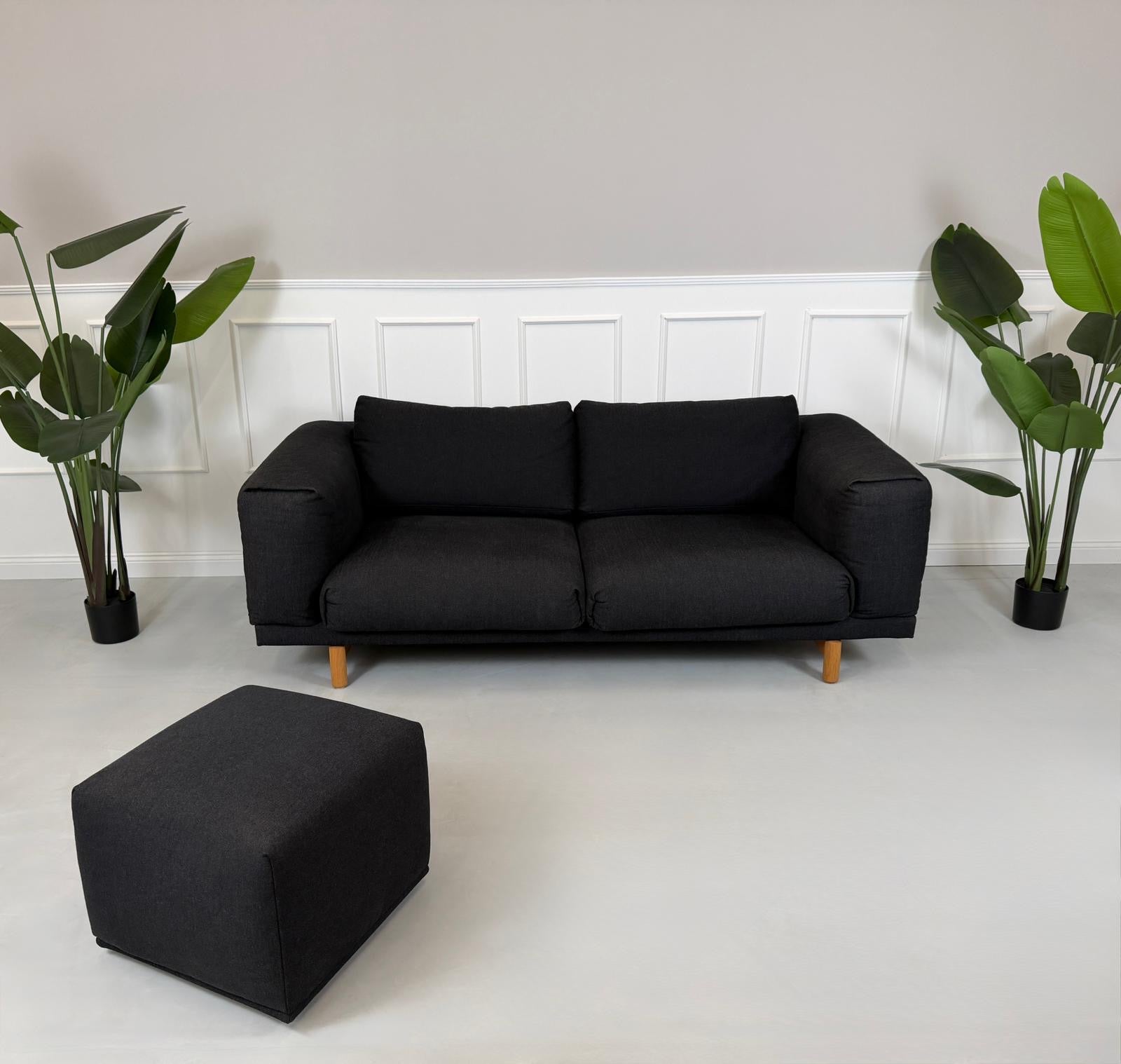 Gebrauchtes Muuto Rest Designer Stoff Sofa in der Farbe Grau vor einer Wand, stilvoll und modern eingerichtet.
