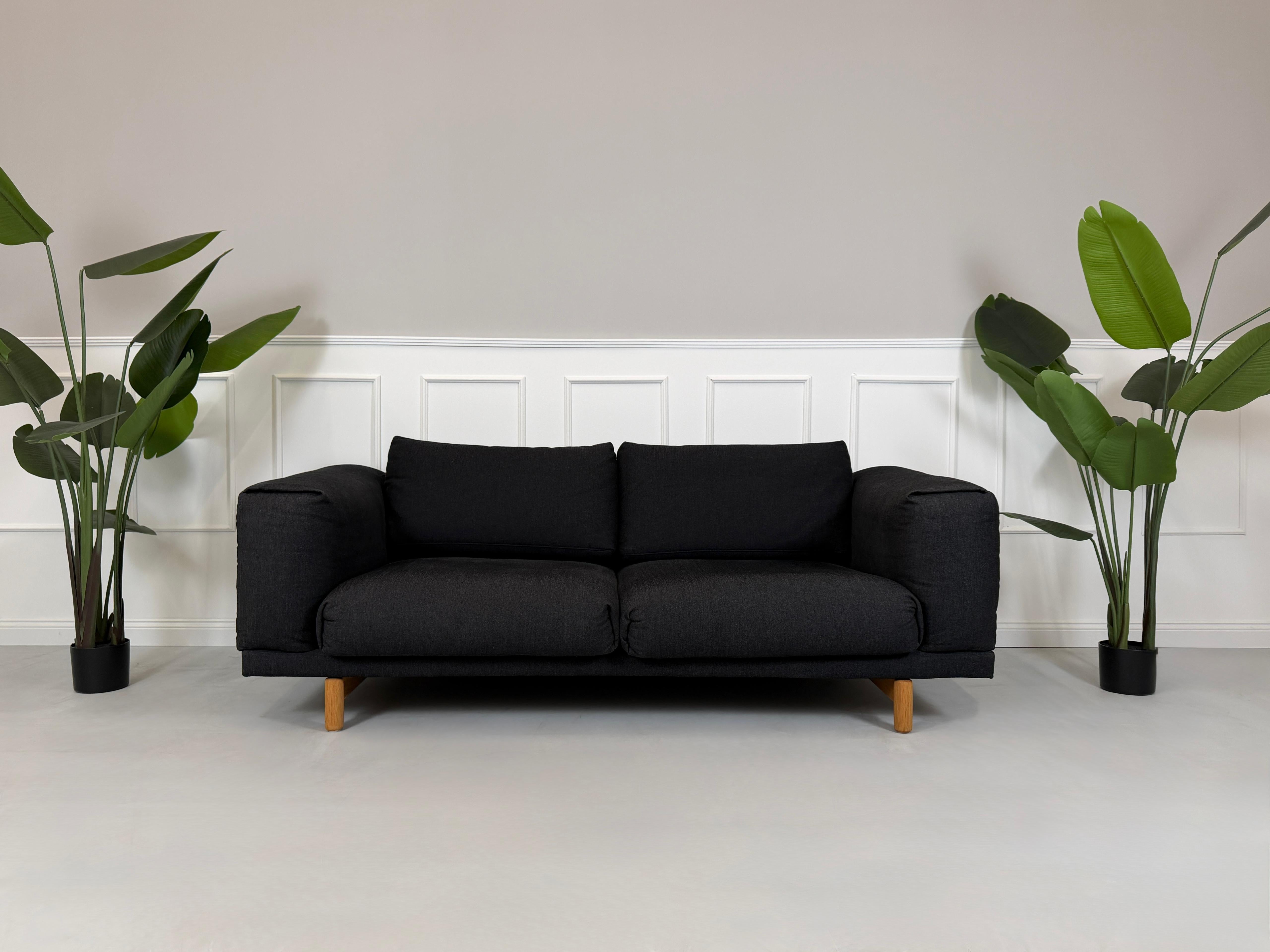 Gebrauchtes Muuto Rest Designer Stoff Sofa in der Farbe Grau vor einer Wand, stilvoll und modern eingerichtet.