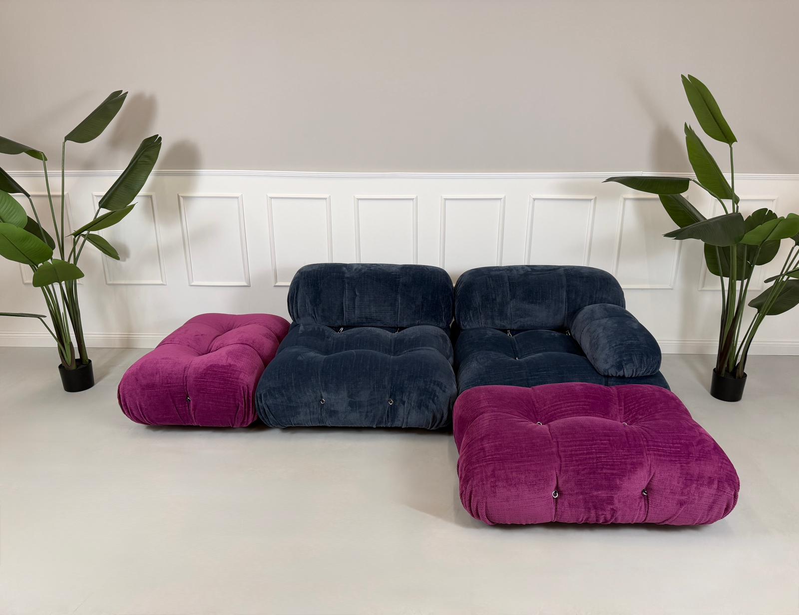 Gebrauchtes B&B Italia Camaleonda Designer Stoff Sofa in der Farbe Blau LIla vor einer Wand, stilvoll und modern eingerichtet.
