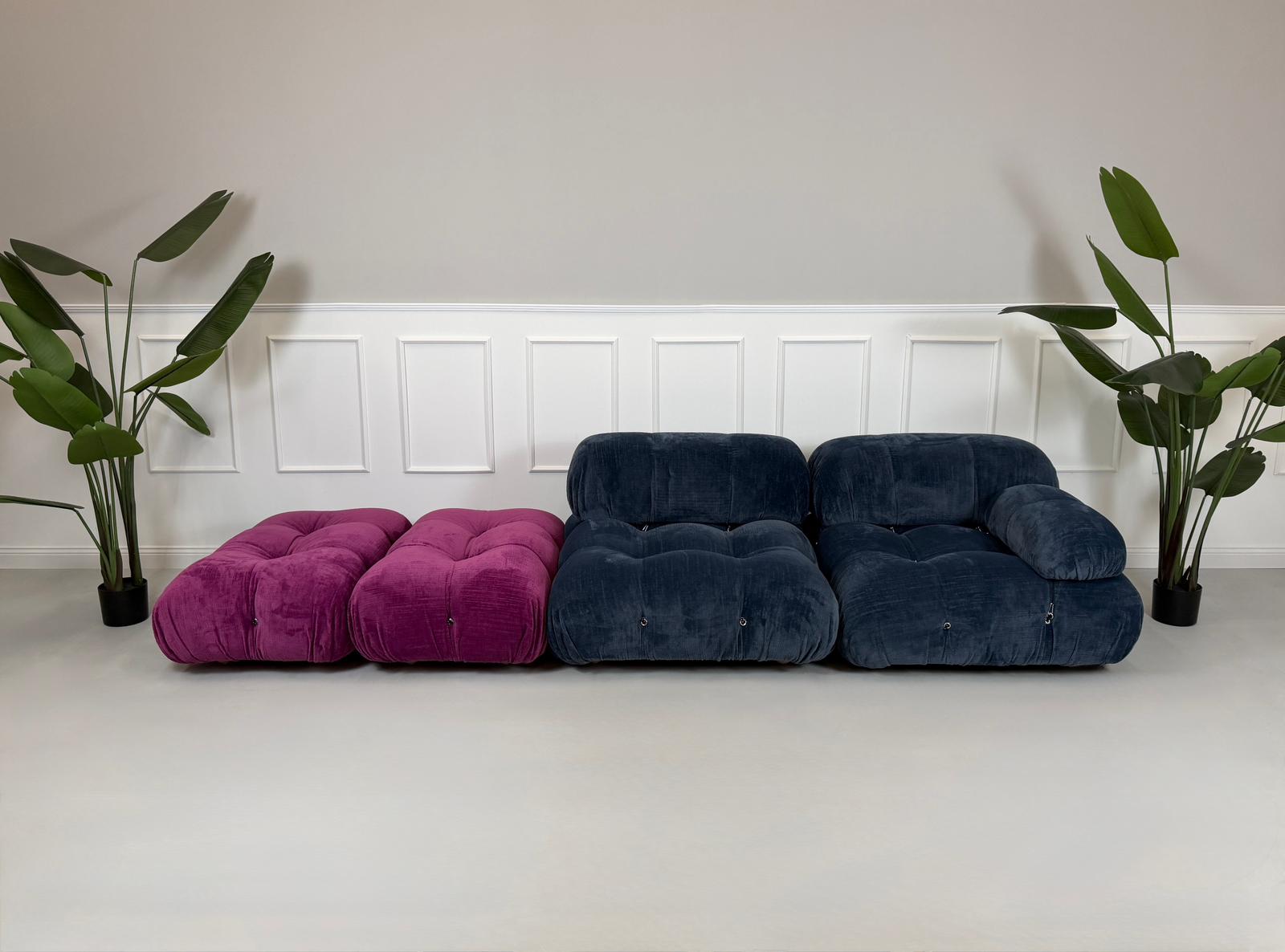 Gebrauchtes B&B Italia Camaleonda Designer Stoff Sofa in der Farbe Blau LIla vor einer Wand, stilvoll und modern eingerichtet.
