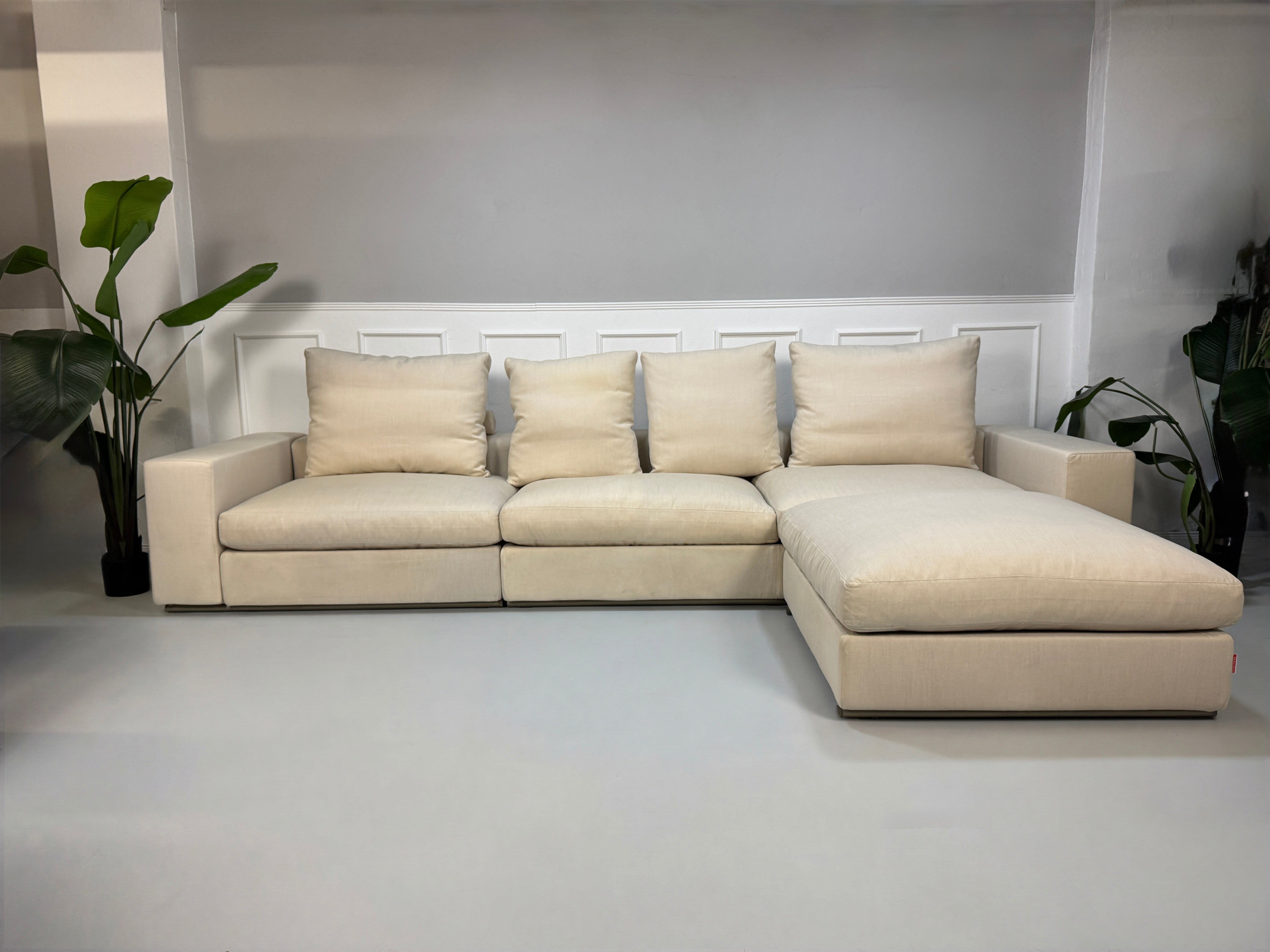 Gebrauchtes Flexform Groundpiece Designer Stoff Sofa in der Farbe Beige vor einer Wand, stilvoll und modern eingerichtet.