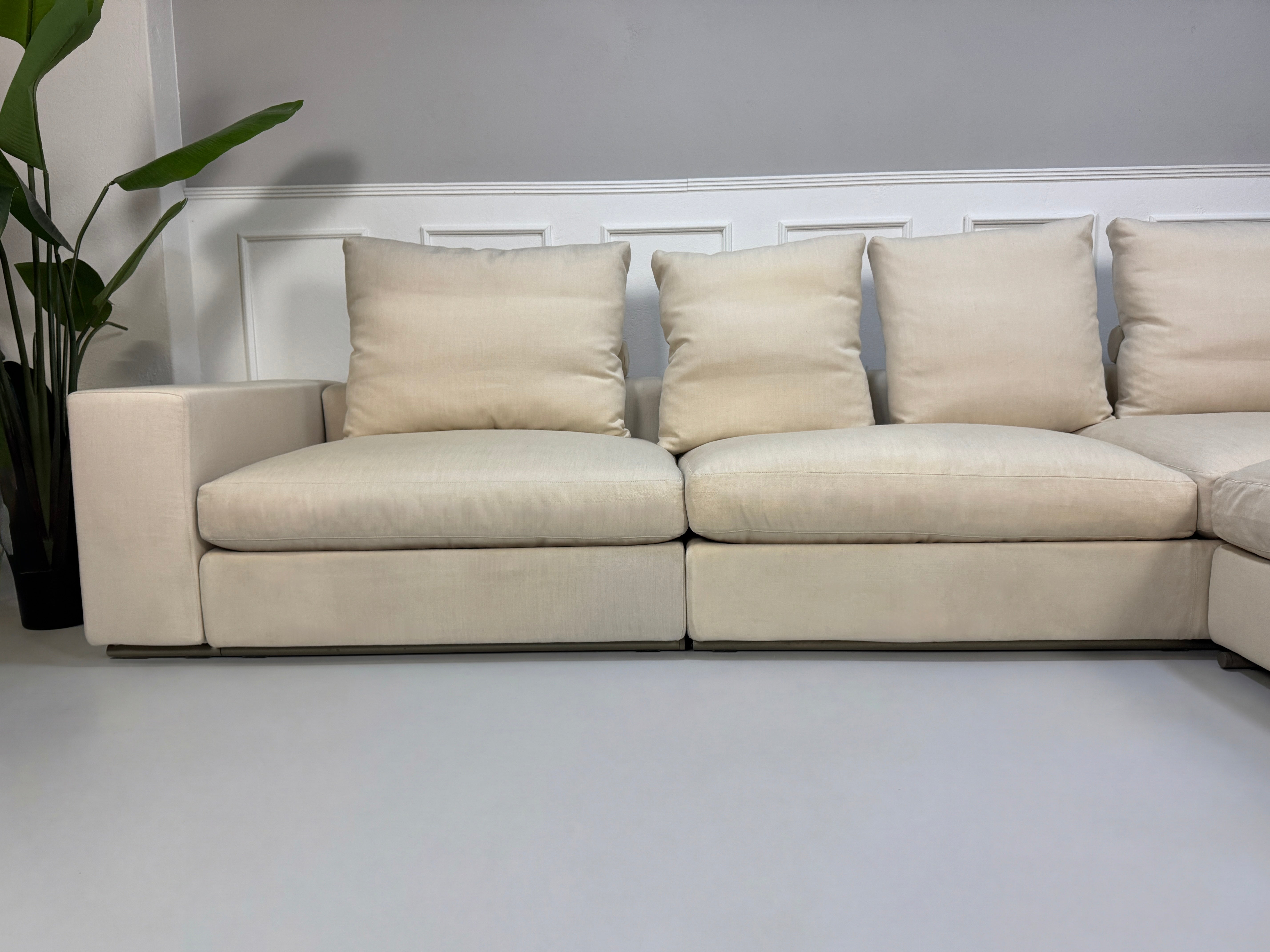 Gebrauchtes Flexform Groundpiece Designer Stoff Sofa in der Farbe Beige vor einer Wand, stilvoll und modern eingerichtet.